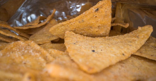 Protein Chips Tüte mit gesunden Snacks auf Holztisch