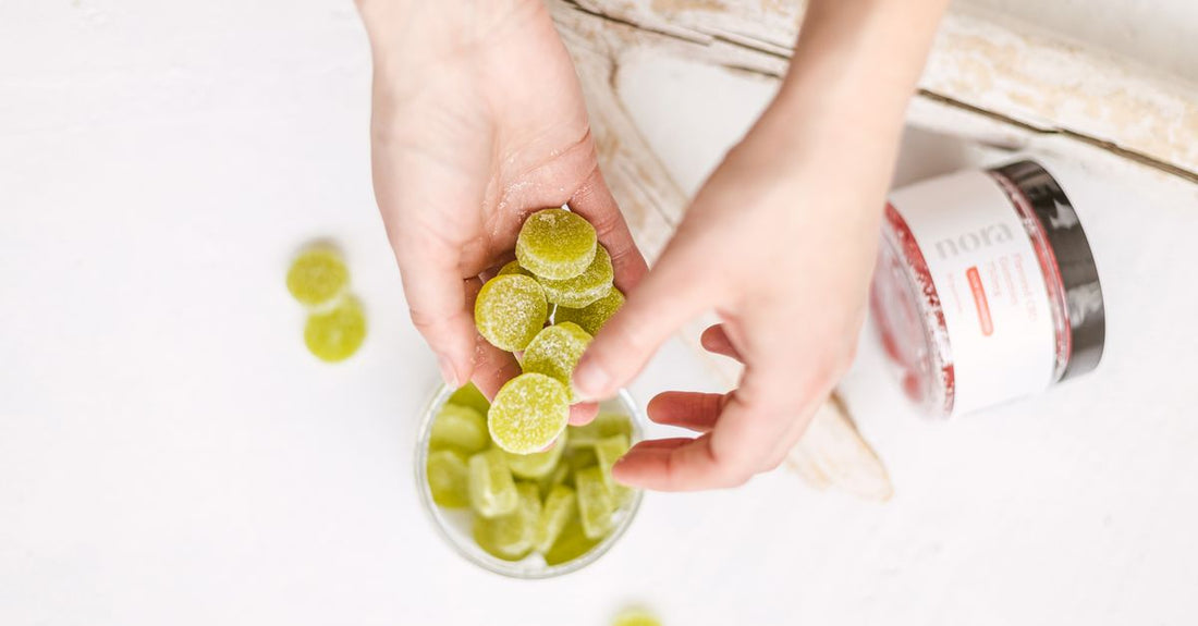 Bunte Vitamin-Gummibärchen für Kinder in einer Glasschale auf hellem Hintergrund – how to choose children's vitamins