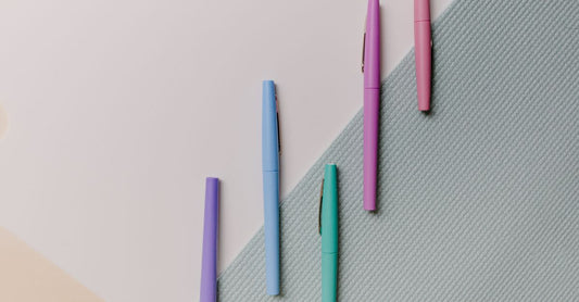 Verschiedene Eyeliner-Stifte und -Flüssigkeiten auf einem hellen Hintergrund, beste Eyeliner 2026 Auswahl
