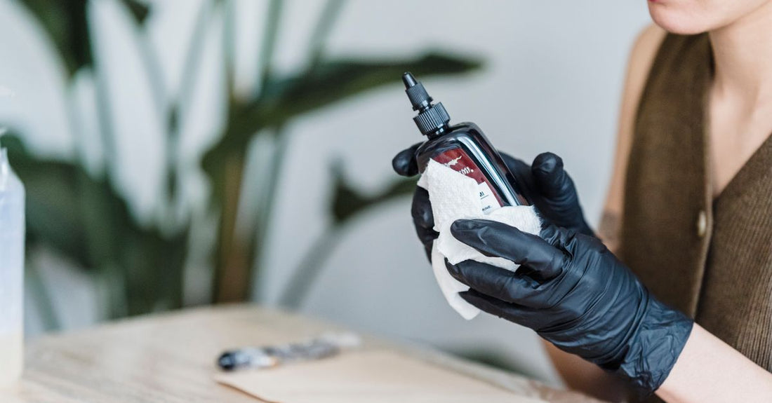 Verschiedene Tattoo-Farbflaschen auf einem Tätowierer-Arbeitsplatz – how to choose tattoo inks