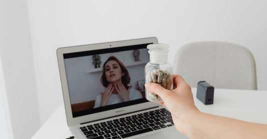 Flasche mit Thyroid Support Supplements auf einem weißen Tisch, daneben liegen Kapseln – thyroid support supplements best für die Schilddrüsengesundheit.