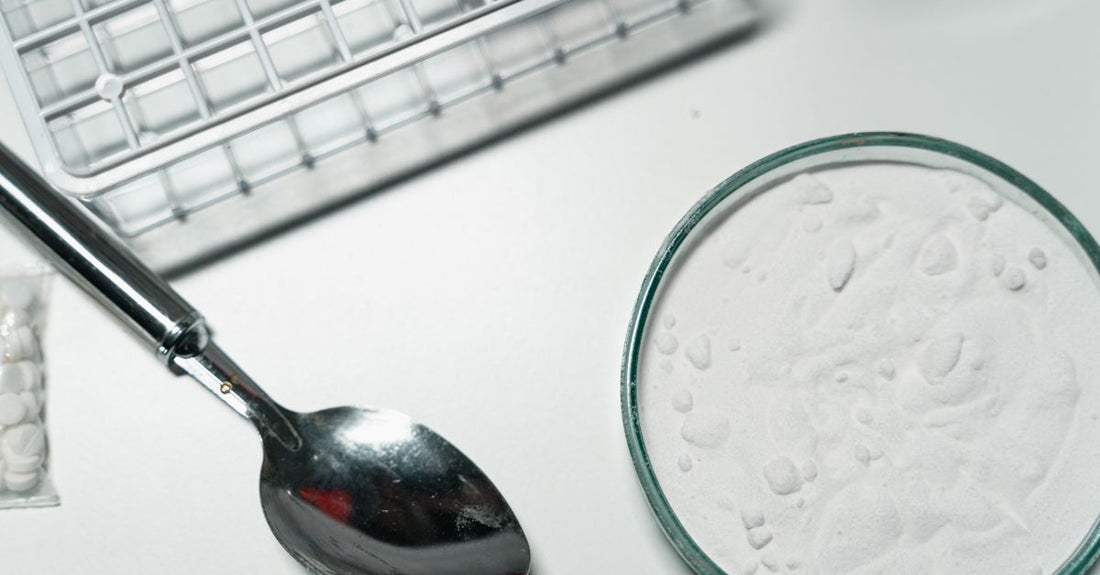 Weißes Pulver in einem Messlöffel auf dunklem Hintergrund, Beta Alanin für Ausdauer