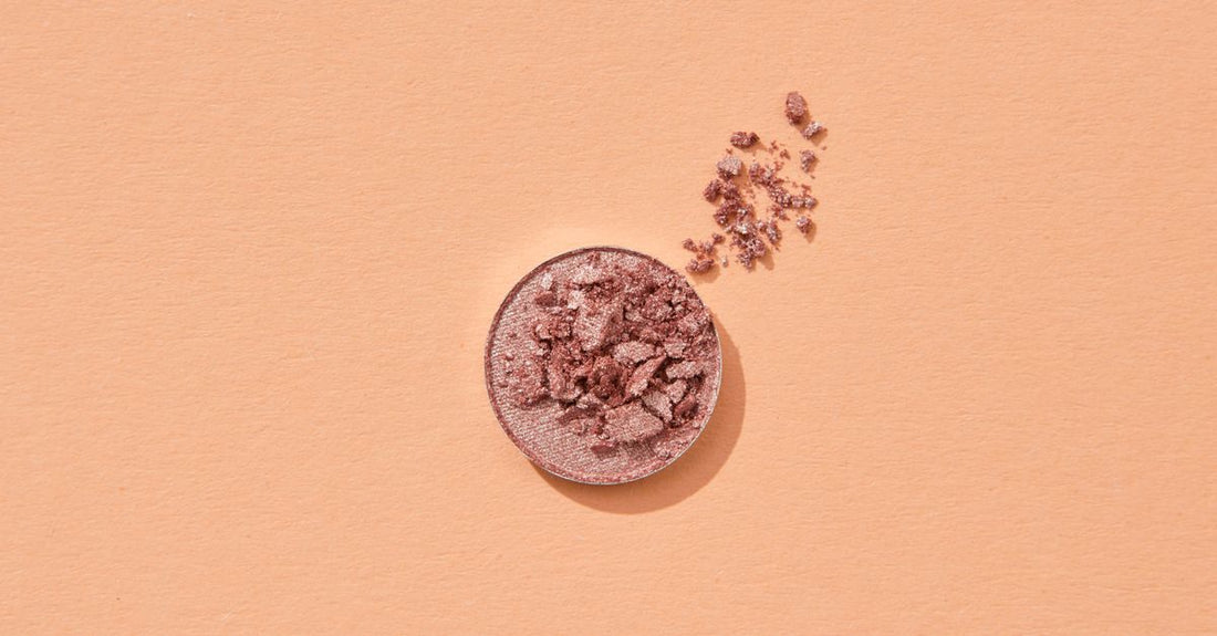 Bester Lidschatten 2026: Hochpigmentierte Lidschatten-Palette mit Matt- und Schimmer-Finish auf Marmor-Untergrund