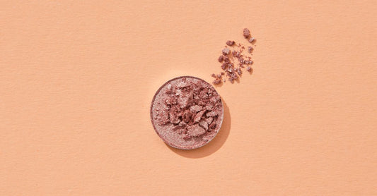 Bester Lidschatten 2026: Hochpigmentierte Lidschatten-Palette mit Matt- und Schimmer-Finish auf Marmor-Untergrund