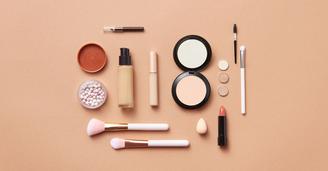 Nahaufnahme einer hochpigmentierten Lidschattenpalette mit warmen Nude- und Bronzetönen auf einem Marmortisch – Lidschatten-Kaufberatung 2026