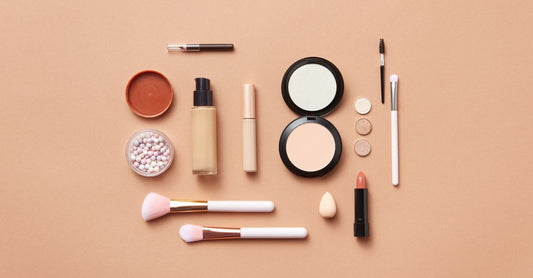 Nahaufnahme einer hochpigmentierten Lidschattenpalette mit warmen Nude- und Bronzetönen auf einem Marmortisch – Lidschatten-Kaufberatung 2026