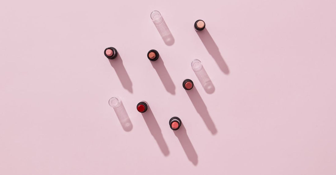 Lippenstift-Kaufberatung: Verschiedene Lippenstifte in einer Reihe auf weißem Hintergrund für den perfekten Farbvergleich