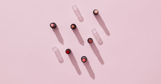 Lippenstift-Kaufberatung: Verschiedene Lippenstifte in einer Reihe auf weißem Hintergrund für den perfekten Farbvergleich