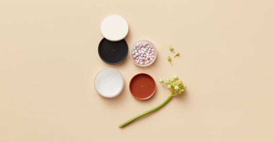 Best Dip Powder 2026: Verschiedene Dip-Pulver-Gläschen in Nude- und Pastellfarben auf einem Marmortisch