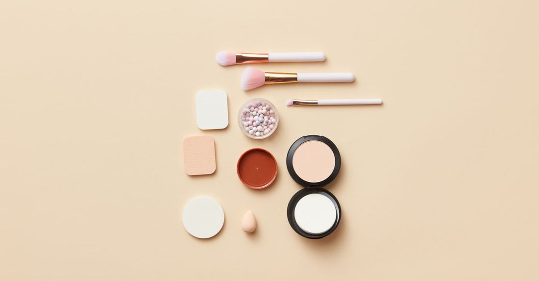 How to choose Sets & Kits: Kosmetik-Sets und Reise-Kits ordentlich auf einem Badezimmerregal arrangiert.
