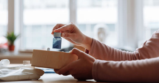 Haarfarbe online kaufen – verschiedene Haarfarben-Boxen und -Tuben auf einem Tisch