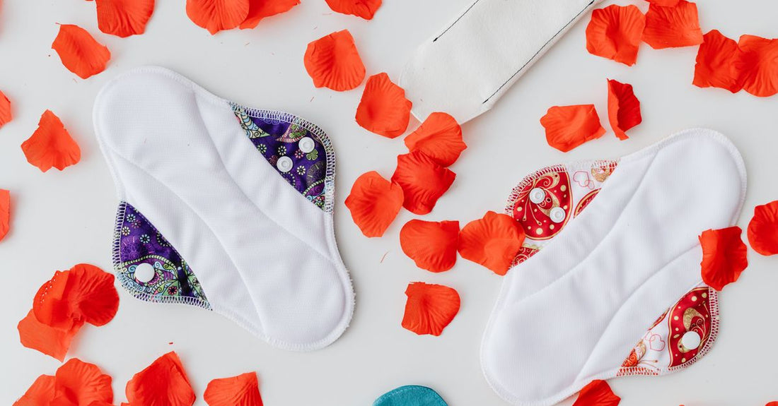 Stapel von Bio-Baumwoll-Slipeinlagen auf hellem Hintergrund – beste Panty Liners 2026