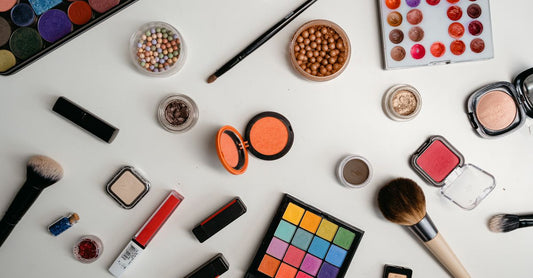 Eine flach liegende Lidschattenpalette mit verschiedenen neutralen Farben und einem Pinsel – Anleitung, wie man den perfekten Lidschatten auswählt