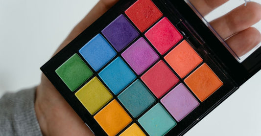 Bester Lidschatten 2026: Hochpigmentierte Lidschatten-Palette in neutralen Tönen auf einem Marmortisch.
