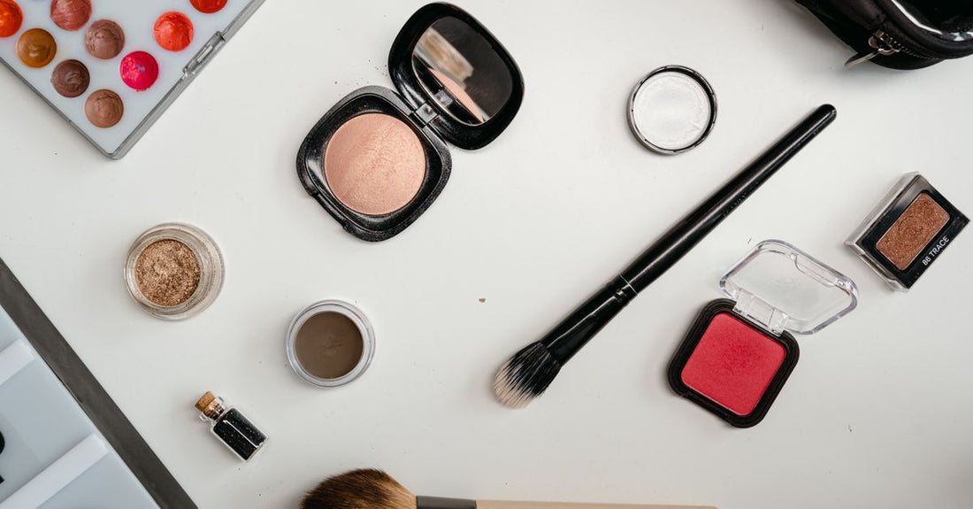 Flach gelegte Ansicht eines gut organisierten Travel Kits mit Kulturbeutel, Fläschchen und Hygieneartikeln – beste Organizer & Travel Kits 2026