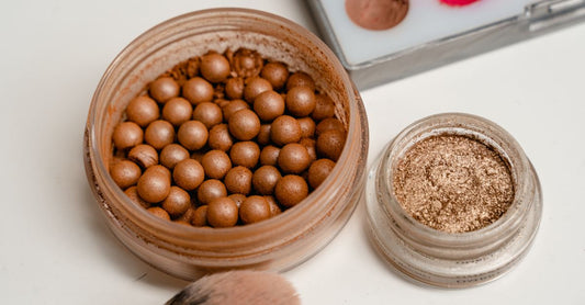 Ein Glasgefäß mit weißem Körperpuder und einem flauschigen Applikator, Dusting Powders Buying Guide