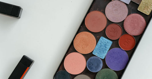 Lidschatten-Palette mit verschiedenen Farben und Texturen auf einem weißen Hintergrund, Eyeshadow Buying Guide Vittamine