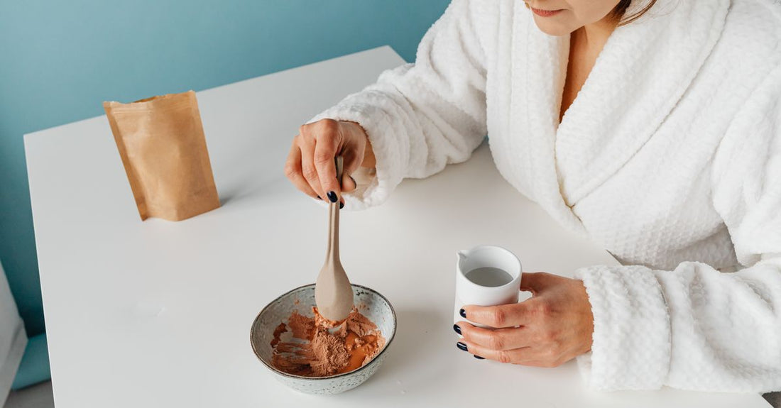 Bentonit-Tonpulver in einer Schale mit Holzlöffel, bereit für eine Detox-Maske