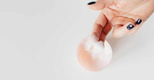 Moisturizers Buying Guide: Feuchtigkeitscreme in einem Glas-Tiegel auf hellem Produktfoto-Hintergrund, ideal für preisbewusste Hautpflege 2026.