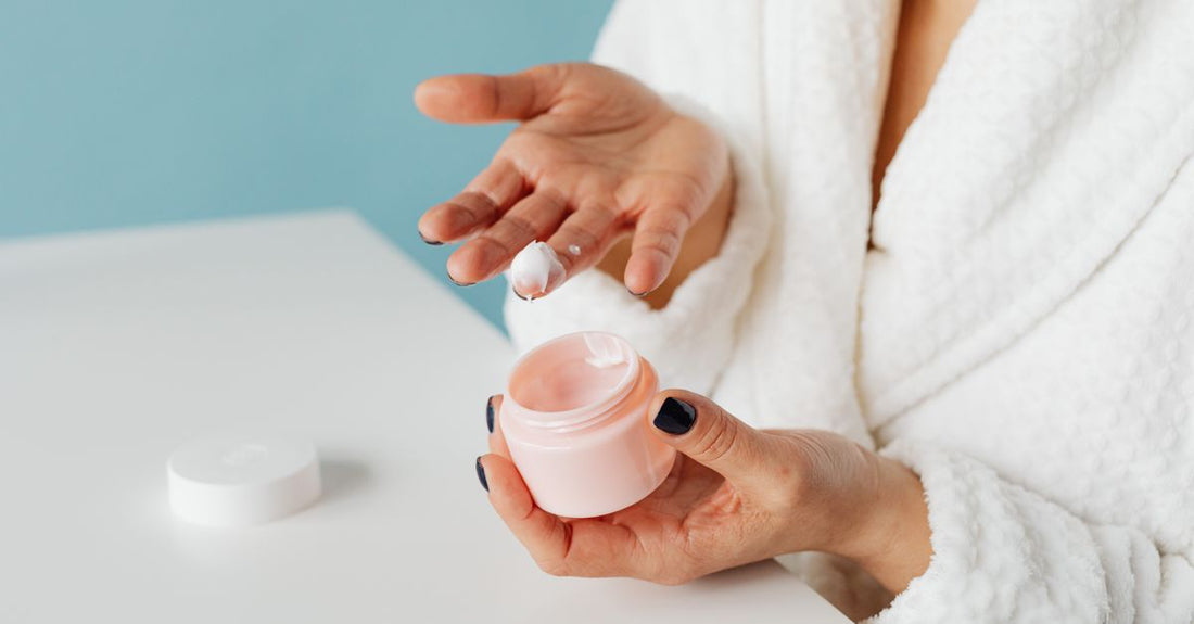 Feuchtigkeitspflege fürs Gesicht in einem Glasbehälter auf weißem Hintergrund – where to buy feuchtigkeitspflege fürs gesicht online