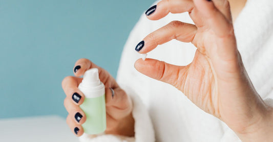 Verschiedene Flaschen feuchtigkeitsspendender Augentropfen auf einem hellen Hintergrund – Moisturizing Eye Drops Buying Guide 2026