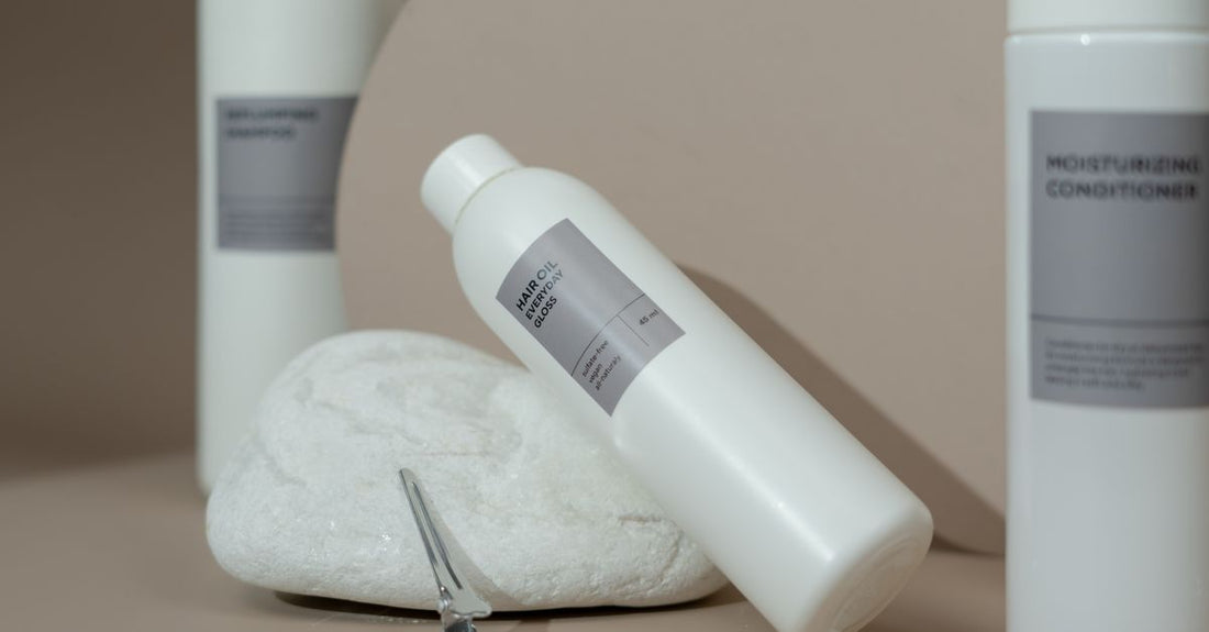 Verschiedene Conditioner-Flaschen auf einem Regal – where to buy conditioner online bei Vittamine