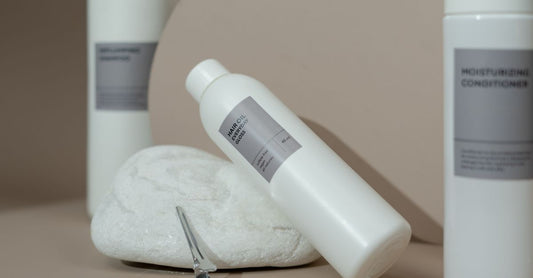 Verschiedene Conditioner-Flaschen auf einem Regal – where to buy conditioner online bei Vittamine