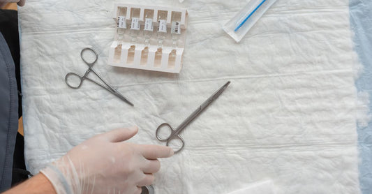 Sterile Gaze-Pads auf weißem Hintergrund, beste Gaze 2026 für die Wundversorgung