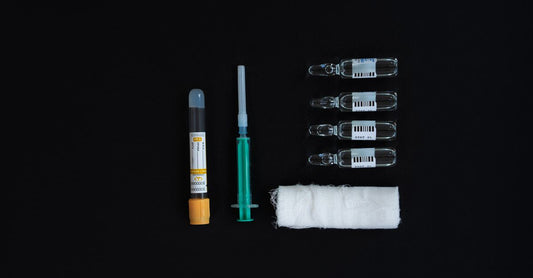 Beste Verbandspads 2026: Sterile Hydrogel-Verbandspads in steriler Verpackung auf hellem Hintergrund.