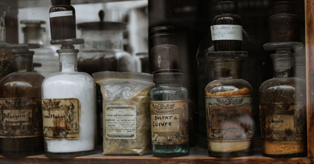 Homöopathische Einzelmittel in Glasfläschchen auf einem Regal – wie wählt man homöopathische Einzelmittel richtig aus?