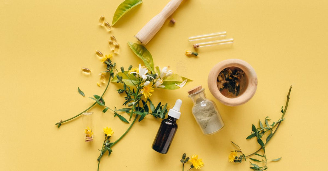 Glasfläschchen mit homöopathischen Einzelmitteln auf einem hellen Holztisch – best single homeopathic remedies 2026