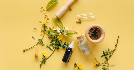 Glasfläschchen mit homöopathischen Einzelmitteln auf einem hellen Holztisch – best single homeopathic remedies 2026