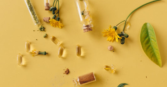 Eine flache Anordnung von Fruchtbarkeits-Supplementen in einer hellen, sauberen Studioaufnahme – fertility supplements for women best im Vergleich
