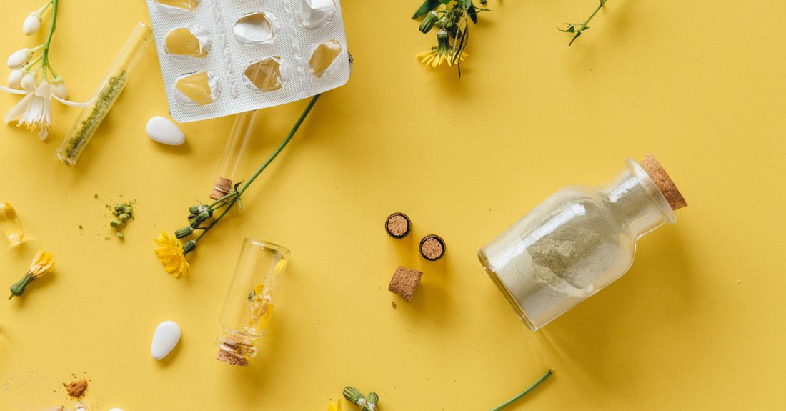 Acrylpulver und Liquid Monomer Flaschen auf einem Nageldesign-Tisch für die Acrylpulver & Liquids Kaufberatung 2026