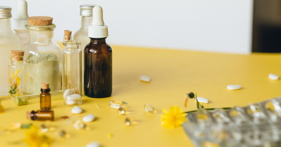 Flache Ansicht von Flaschen mit pränatalen Vitaminen – Auswahlhilfe für Schwangere in Deutschland