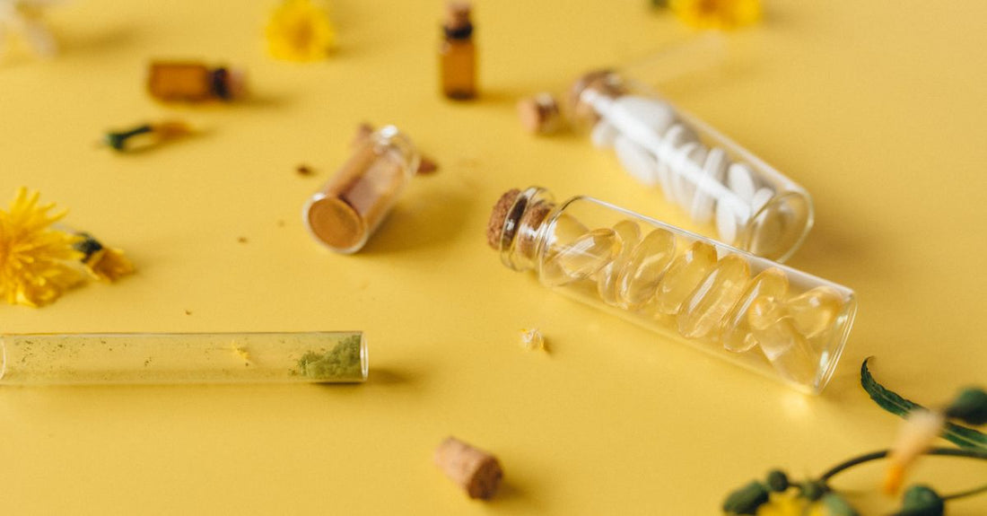 Glasfläschchen mit homöopathischen Einzelmitteln auf einem weißen Regal, Single Homeopathic Remedies Buying Guide.