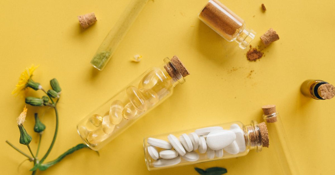 Acryl-Pulver und -Liquids Flaschen auf einem Tisch, beste Acryl-Pulver & Liquids 2026
