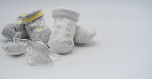 Fläschchen und Tiegel für best baby- & kinderpflege 2026 auf hellem Hintergrund