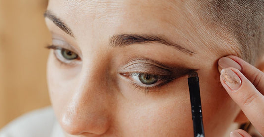 Drei wasserfeste Eyeliner in Schwarz und Braun auf einer weißen Marmorfläche – best eyeliner 2026 Test bei Vittamine.