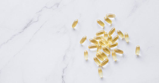 Calcium Supplement mit Vitamin D3 für Knochen – weiße Tabletten und Kapseln vor einer anatomischen Knochengrafik