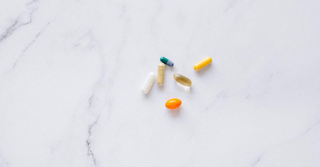 5-HTP Kapseln aus der afrikanischen Schwarzbohne auf hellem Hintergrund, Nahrungsergänzung für Stimmung und Schlaf