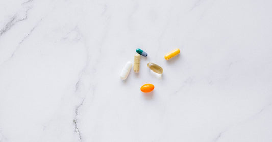 5-HTP Kapseln aus der afrikanischen Schwarzbohne auf hellem Hintergrund, Nahrungsergänzung für Stimmung und Schlaf