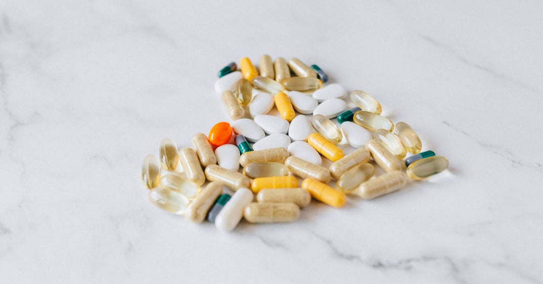 Eine Flasche mit Biotin (Vitamin B7) Kapseln, best biotin 2026, auf einem weißen Hintergrund.