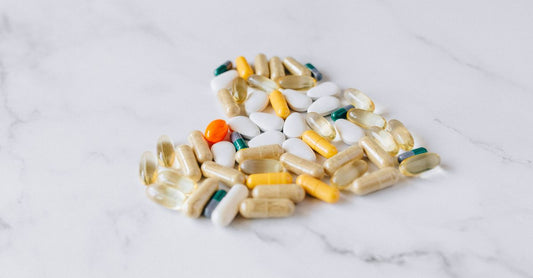 Eine Flasche mit Biotin (Vitamin B7) Kapseln, best biotin 2026, auf einem weißen Hintergrund.