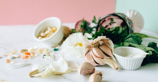 Knoblauch-Supplement-Kapseln in einer Glasflasche auf einem Holztisch, Symbol für natürliche Herzgesundheit