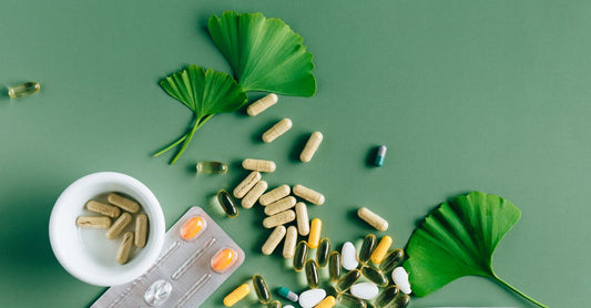 Nahaufnahme verschiedener Multivitamin-Tabletten und Kapseln auf hellem Hintergrund – bestes Multivitamin für Frauen über 50 2026