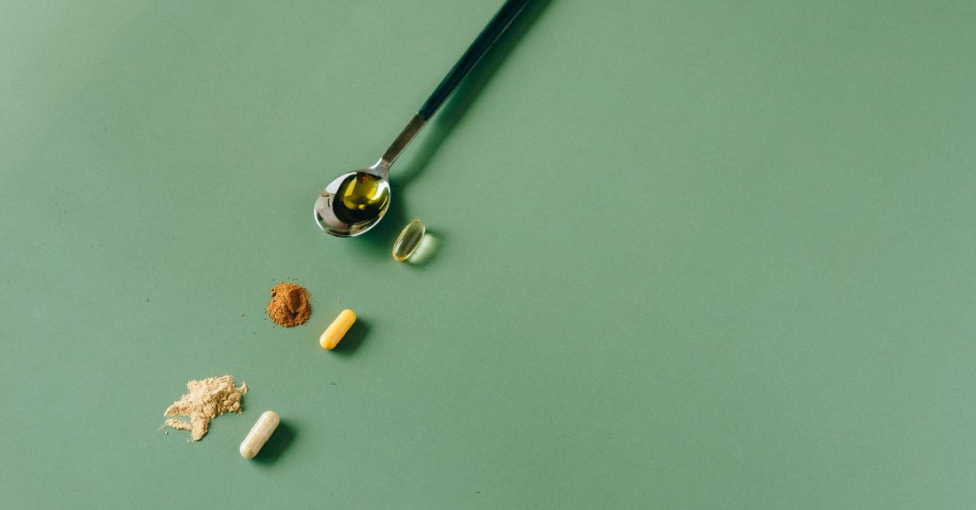 Ashwagandha-Kapseln in einer Glasflasche auf Holztisch, Ashwagandha-Kaufguide 2026