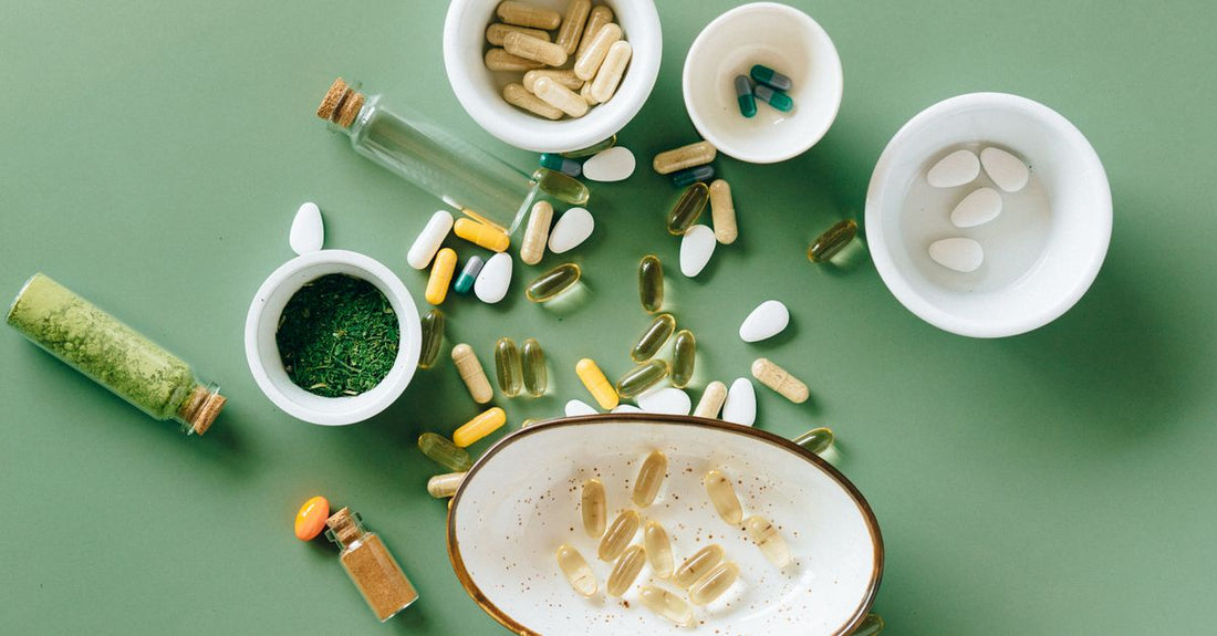 Vitamin B12 Supplement Flasche und Kapseln auf einem Tisch, umgeben von natürlichen Lebensmitteln, die Symptome eines Mangels wie Müdigkeit lindern.