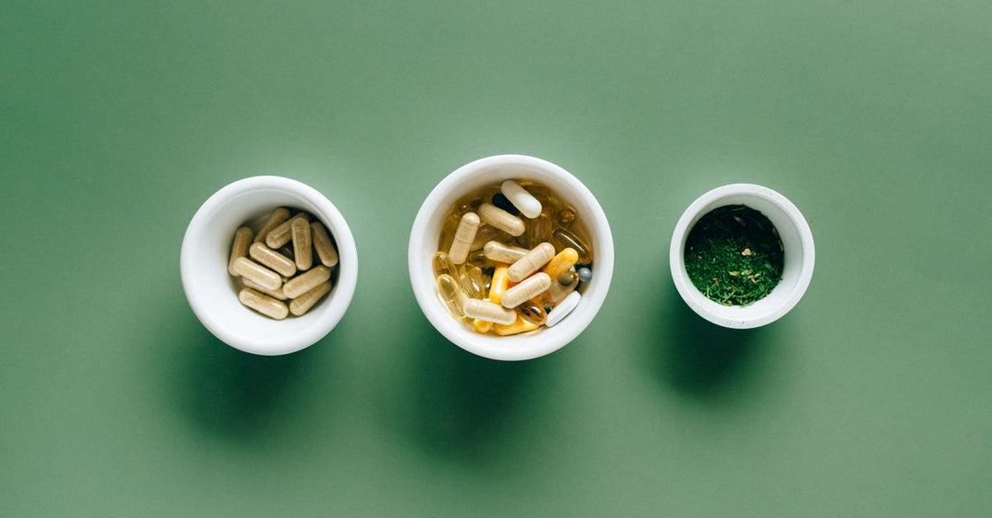Nahaufnahme einer Flasche mit Biotin-Vitamin-B7-Kapseln auf einem weißen Hintergrund, perfekt für den Biotin (Vitamin B7) Buying Guide 2026.