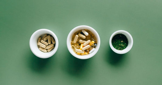 Nahaufnahme einer Flasche mit Biotin-Vitamin-B7-Kapseln auf einem weißen Hintergrund, perfekt für den Biotin (Vitamin B7) Buying Guide 2026.